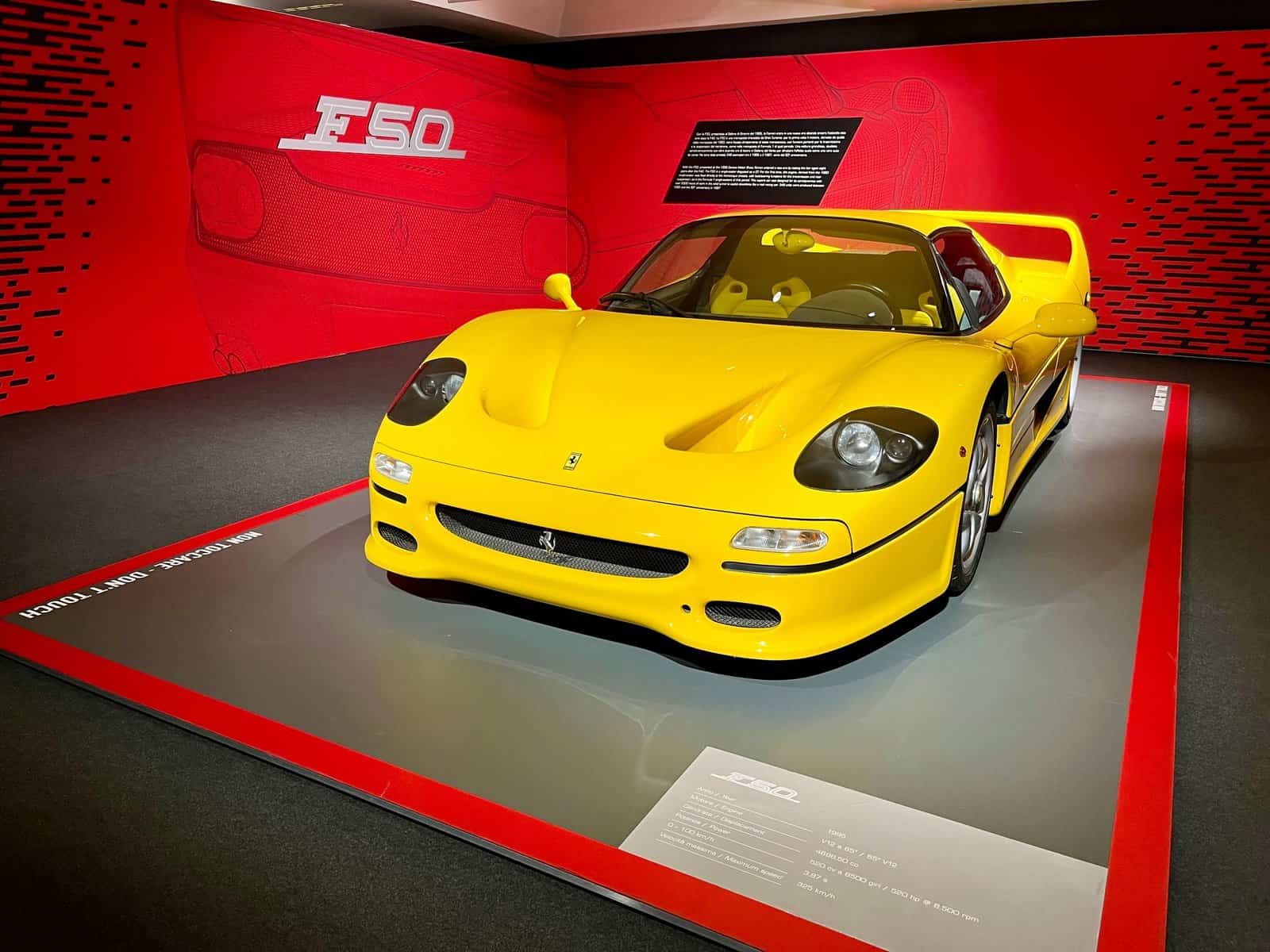 Kamperem do Włoch - Muzeum Ferrari