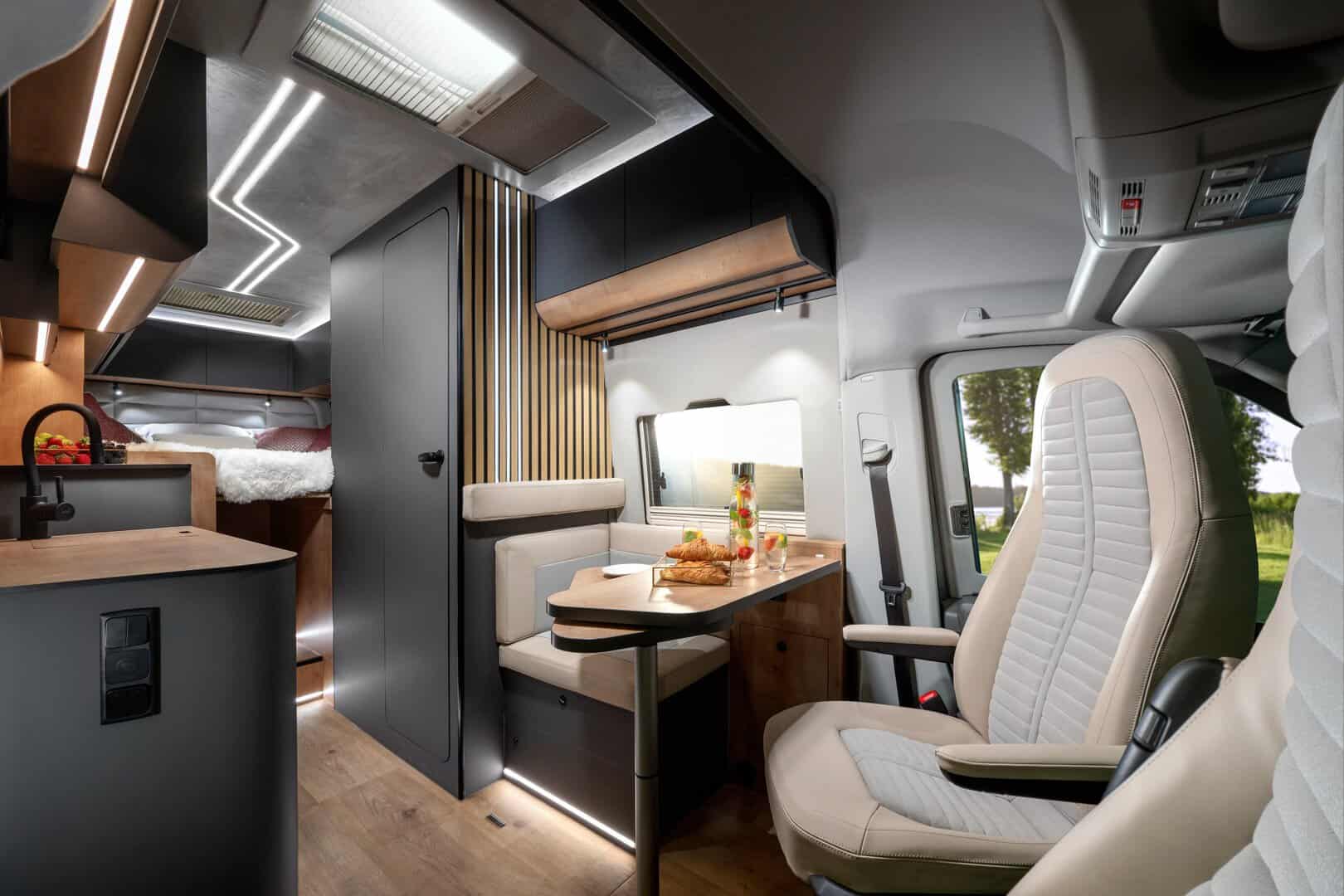 Globe-Traveller Falcon 2Z - wnętrze