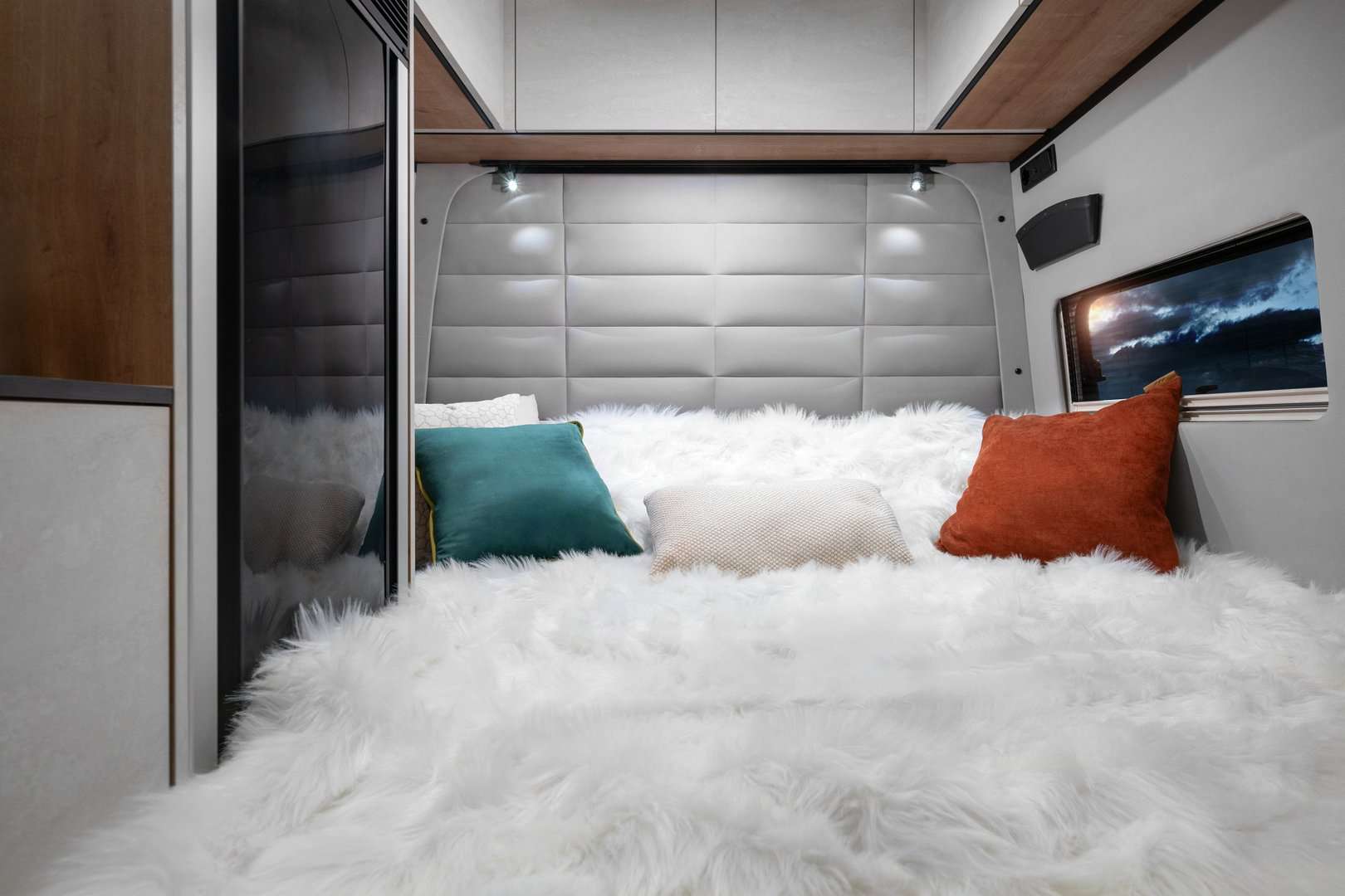 Globe-Traveller Falcon 2YS - wnętrze